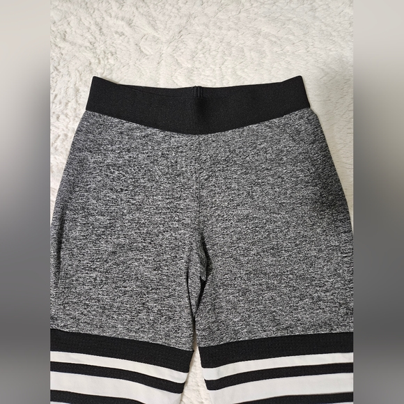 Classic Bombshell Sportswear Leggings - Picture 5 of 7